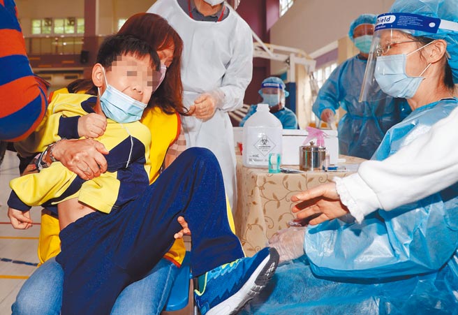 我国自购的BNT儿童疫苗原本预计12日抵台，昨天却因系统性问题延迟到货。图为学童怕打针，小闹脾气。（资料照 陈怡诚摄）