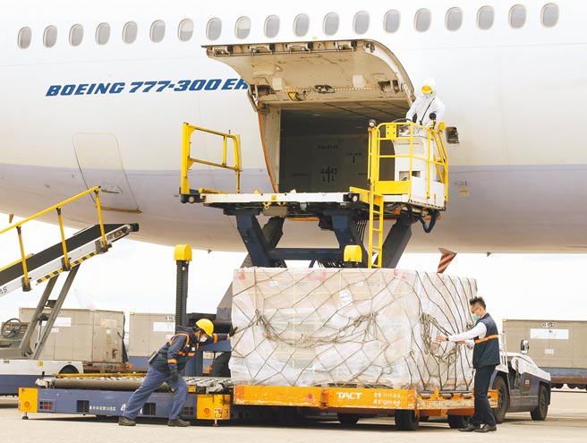 指挥中心医疗应变组副组长罗一钧表示，周六还会迎来下一批26万人份Paxlovid到货。图为今年第6批採购的110.61万剂莫德纳疫苗3日运抵桃园机场，地勤人员从机舱卸下装载疫苗的货盘。（范扬光摄）