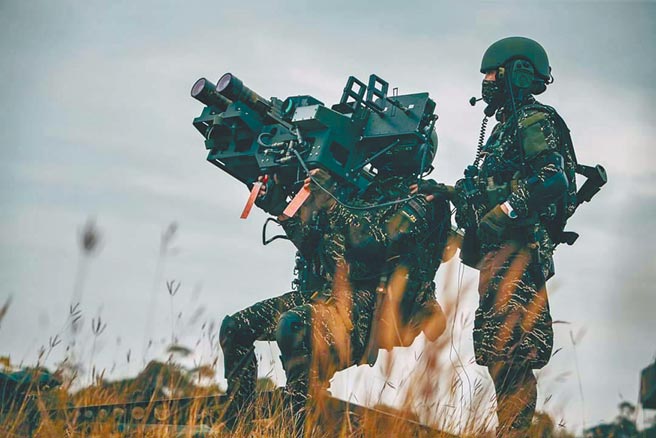 圖為陸戰隊官兵持雙聯裝刺針飛彈武器系統訓練，展現地面部隊機動防空戰力。（軍聞社）