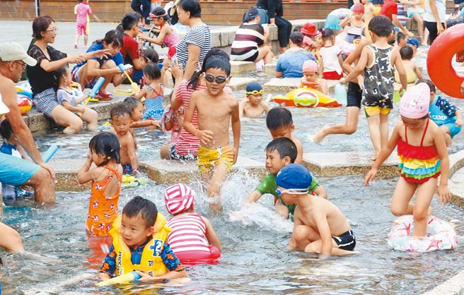 时序将进入夏天，立法院3日三读《发展观光条例》修正案，明定旅行业及水域游憩活动具营利性质者，应投保履约保证保险。（本报资料照片）