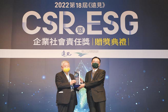 遠見CSR暨ESG獎評審暨中華企業倫理教育協進會理事長許士軍（左）頒發教育推廣組楷模獎給信義房屋副總經理周莊雲（右）。（遠見雜誌提供）