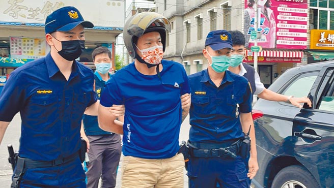 酒駕的何姓嫌犯從高雄大寮分駐所逃出後跑到鳥松區、小港區，逃了約30小時，被警方帶回分駐所。（洪靖宜攝）
