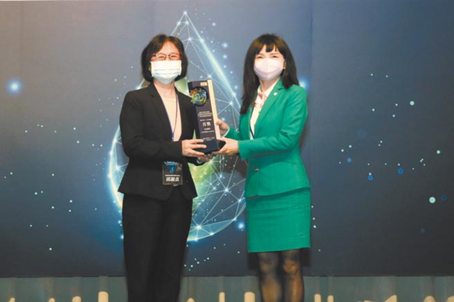 金管會副主委邱淑貞（左）頒發「CSR暨ESG企業社會責任獎」，由玉山金控總經理陳美滿（右）代表受獎。（遠見提供）