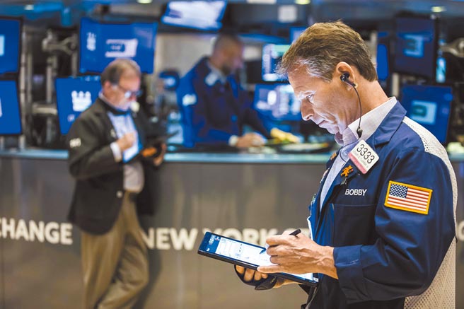 Fed昨日起舉行為期兩天的利率會議，市場焦點鎖定會議結果。各界預期Fed今日可能宣布升息2碼（0.5個百分點），將成為2000年以來首見，10年期美國國債殖利率2日已突破3％。（美聯社）