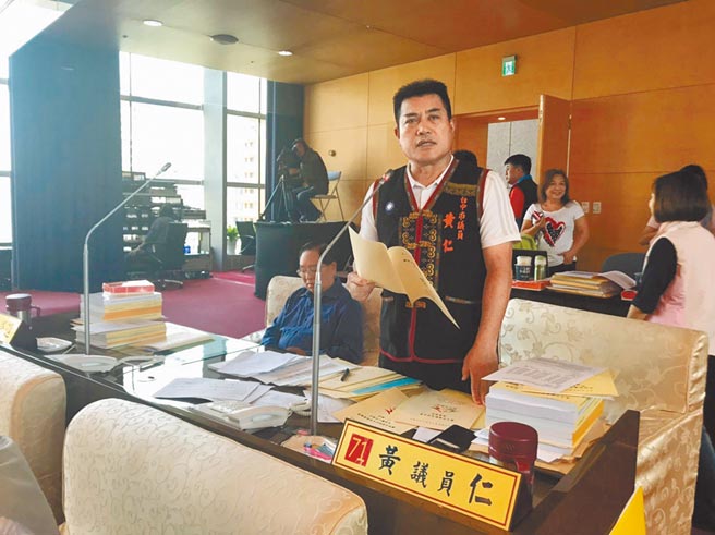 台中市第15选区平地原住民黄仁是国民党资深战将，此次寻求连任，面临蓝营互打的局面。（摘自脸书／谢琼云台中传真）