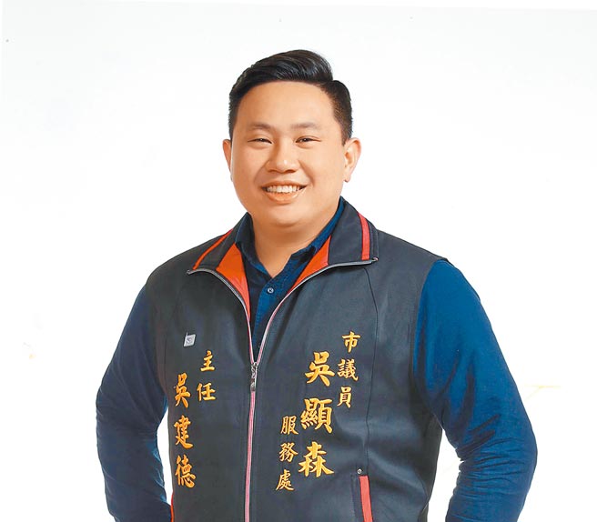 26岁的吴建德有阿美族血统，为市议员吴显森养子，原本有意争取国民党提名，蓝营大老几度介入协调，最后吴建德决定以无党籍身分，参选到底。（摘自脸书／谢琼云台中传真）