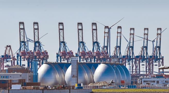 欧盟预料下周将通过第6轮俄罗斯制裁措施，呼吁成员国在今年冬季以前储存足够的天然气。图为德国汉堡港边的储气罐。（美联社）