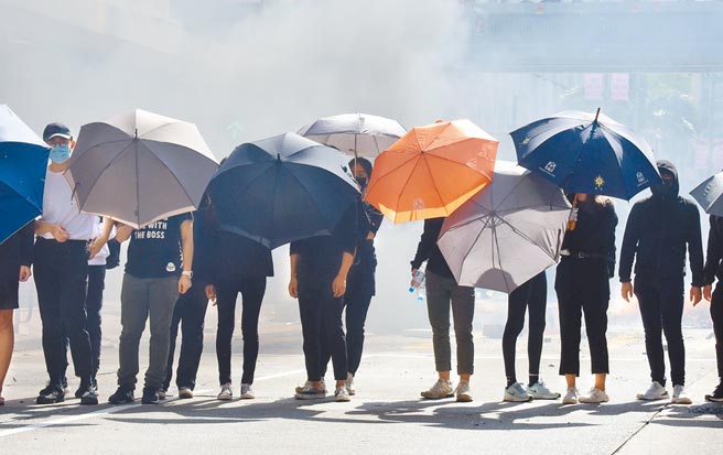 政府原定5月1日放寬香港、澳門專業人士申請居留門檻，但因多名立委擔心有國安疑慮而暫緩。圖為2019年11月11日，    暴力分子在香港多地大肆破壞，阻斷交通。（新華社）