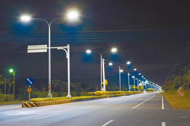 台南市政府工務局力拚明年底之前將全市所有路燈都汰換成LED路燈。（本報資料照片）
