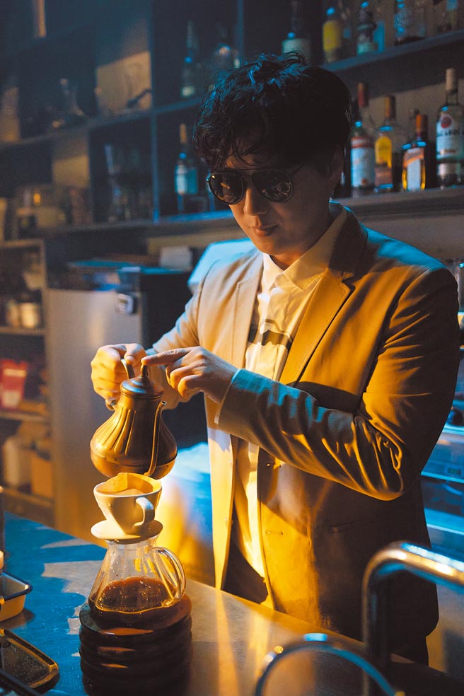 萧煌奇在〈说故事的歌〉MV中，担任咖啡师手冲咖啡。（环球音乐提供）