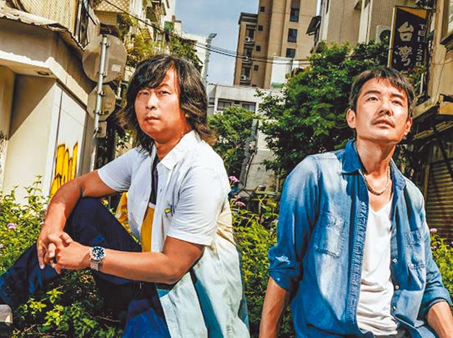 「四分衛」吉他手虎神（左）、主唱阿山（陳如山）宣布將在海邊卡夫卡開唱。（海邊卡夫卡提供）