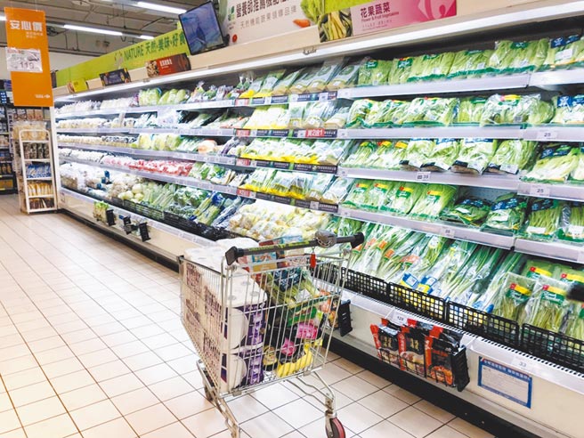 統一集團收購家樂福股權，引起網友討論，其中不少人都在意進口商品會不會消失。（資料照／家樂福提供）