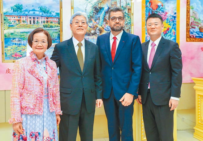 双剑麦森特展台北场开展，国裕总经理钱秋华（左起）、董事长栾谨国、德国经济办事处处长林百科、执行董事栾慎寰。（粘耿豪摄）