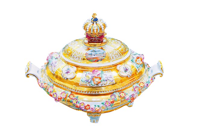 麦森德勒斯登冠冕王，源自萨克森选帝侯奥古斯特2世送给其皇后的珠宝盒。（粘耿豪摄）