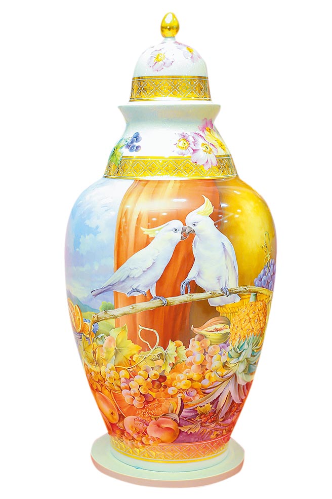 麦森春山鸟啭花瓶，一对幸福的鹦鹉正以鸟喙示爱，整只花瓶充满温馨而愉悦的氛围，浑圆的线条犹如赋予爱、幸福、财富与和谐的宝箱。（粘耿豪摄）