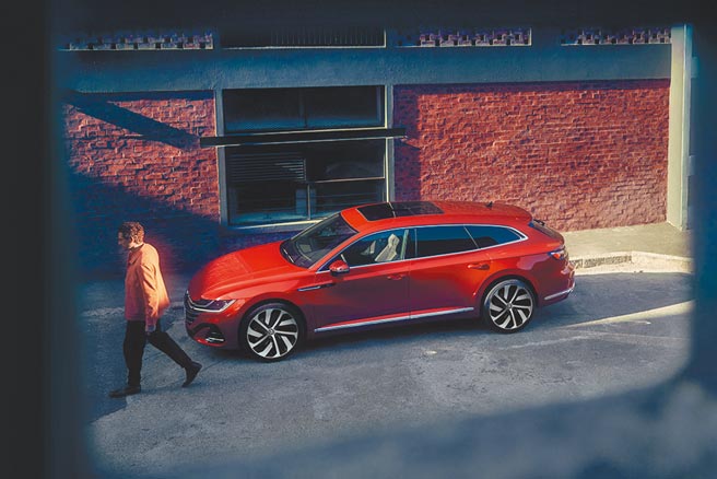 台湾福斯汽车推出品牌旗舰斜背轿跑Arteon Fastback与绝美猎跑Arteon Shooting Brake，除了330 TSI Elegance、330 TSI Elegance Premium和330 TSI R-Line车型外，本月追加引进430 TSI R-Line Performance车型（见图）。（台湾福斯提供）