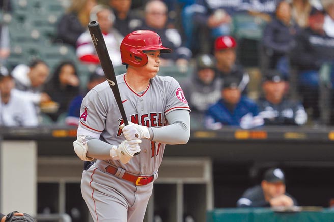 天使大谷翔平因為傷勢未癒，昨對白襪代打擊出二壘滾地球時無法全速跑壘，遭到刺殺。（美聯社）
