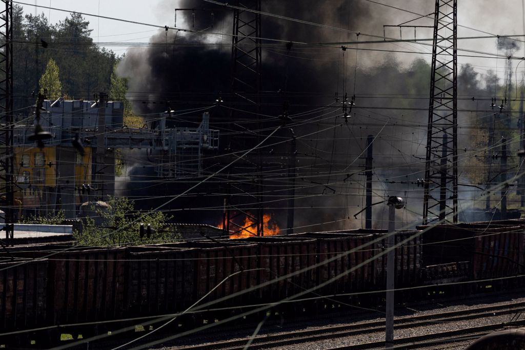 俄军4月28日勐轰乌东顿内茨克（Donetsk）区前线城市利曼（Lyman）火车站附近的设施，冒出阵阵浓烟。（路透）(photo:ChinaTimes)