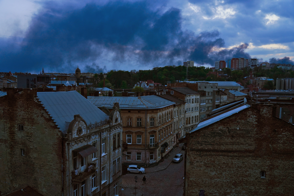 利维夫（Lviv）被轰炸产生大片黑烟（图/美联社）(photo:ChinaTimes)