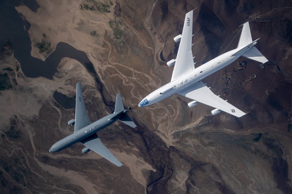 美军公布E-4B（右）的训练画面。（图／爱德华空军基地推特）(photo:ChinaTimes)