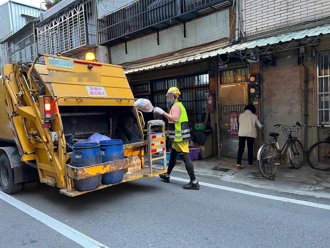 垃圾車大迴轉害同事噴飛重傷 清潔隊司機遭判刑4月