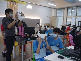 建國國中自造中心 用VR眼鏡「走入朝天宮元宇宙」助防疫