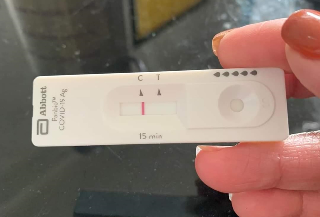 家长控诉，他的大女儿确诊，全家隔离3天加自主防疫7天完成后，小儿子快筛阴性上学，补习班老师竟当眾骂儿子「你想让我们全部确诊吗？」（翻摄自脸书「爆怨公社」）