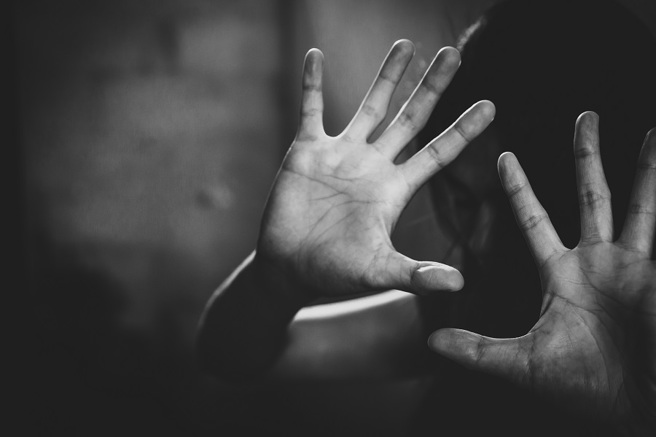 林女因染上严重毒瘾成为街友多年，自称与5个前夫结婚、离婚达30次，其中3名前夫仍在服刑，去年她又被逮吸毒，遭判观察勒戒2个月。（示意图，达志影像/shutterstock）