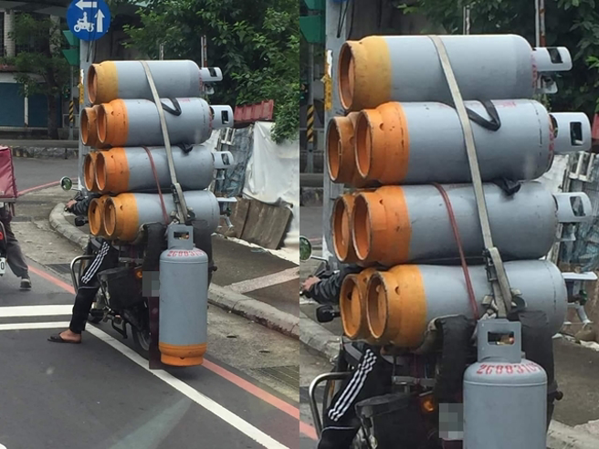 1名网友在路上目睹1辆机车整整载了8桶瓦斯，不但后座堆了7桶，车位还挂着1桶，甚至挡住车牌，让网友吓坏说「这要怎么待转啊？」（翻摄自脸书「爆废公社」）