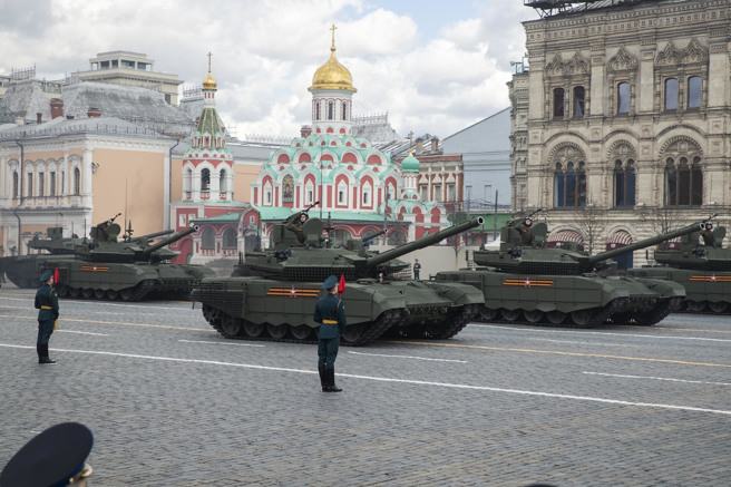 俄军新锐的T-90M疑似在乌克兰第二大城哈尔科夫近郊遭击毁，图为该车2021年5月7日参与红场阅兵最终彩排。（美联社资料照）