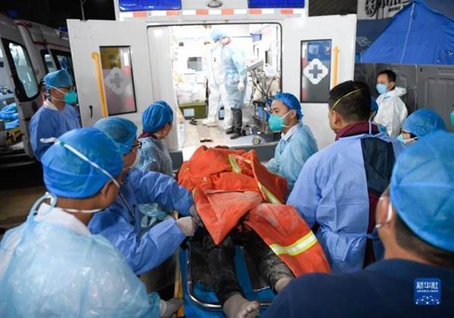 奇蹟！长沙楼房倒塌事故被埋压131小时第10人获救。（新华社）