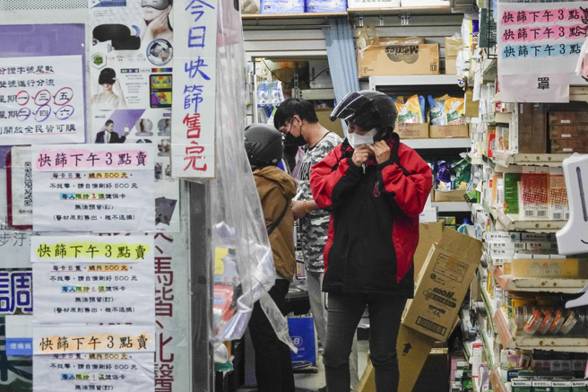新冠肺炎疫情持續攀升，民眾爭相排隊購買快篩試劑，許多藥局存貨供不應求，造成不少人買不到試劑。（黃子明攝）