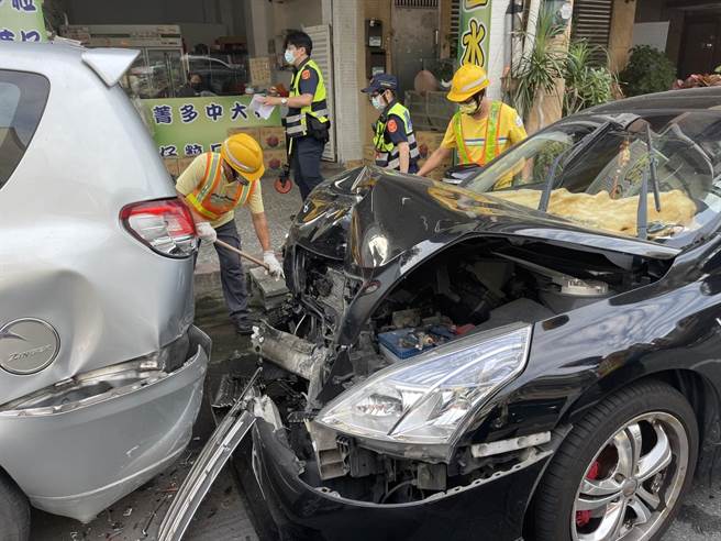 何男驾驶的黑色自小客车被撞到车头全毁。（黄世麒摄）