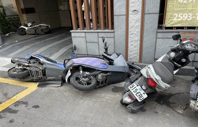 何男醉驾自撞，造成1辆汽车、8辆机车遭撞毁损，其中1辆机车更被撞进骑楼。（黄世麒摄）