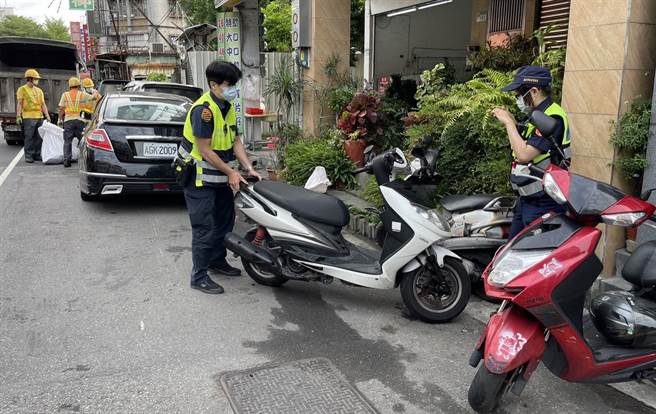 警方到场厘清事故原因，并一一针对被撞毁损的车辆拍照採证。（黄世麒摄）