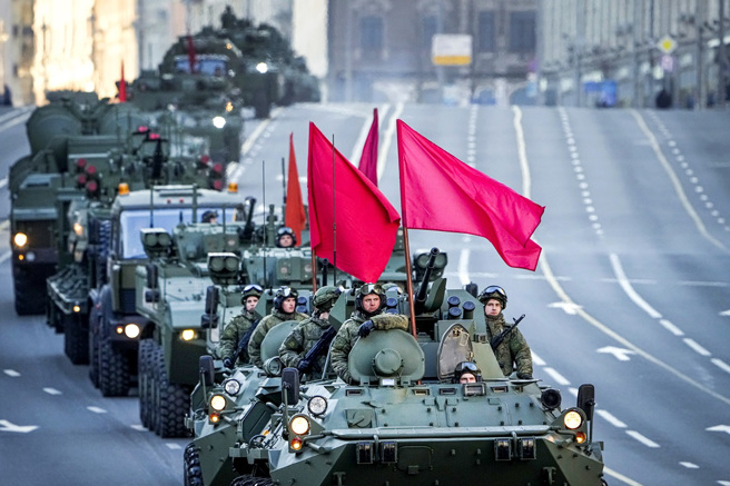 针对西方推测普丁可能在5月9日「胜利日」（Victory Day）对乌克兰正式宣战，克里姆林宫发言人培斯科夫（Dmitry Peskov）4日驳斥是「胡说八道」。图为俄罗斯装甲车进行胜利日阅兵仪式彩排。（图／美联社）