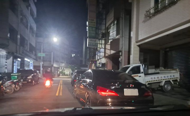 高雄市議員林于凱在臉書發文寫下：「欸捧油（朋友）整排停這樣，要當作沒看見也很難捏」。（圖／林于凱 高雄市議員臉書）。