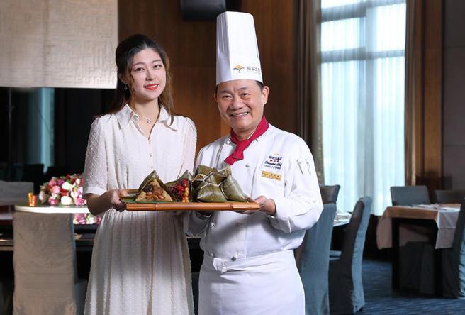 （福容大飯店廚藝總監阿基師率廚藝團隊推出限量福粽禮盒，會員最高88折。圖／福容大飯店）