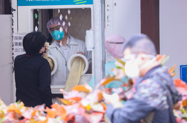 实名制快筛剂上路将近一周，早起排队人潮没断过，陆续传出不少地方缺货、民眾买不到，也有网友抱怨「真正需要的人买不到」。(图/罗永铭摄)