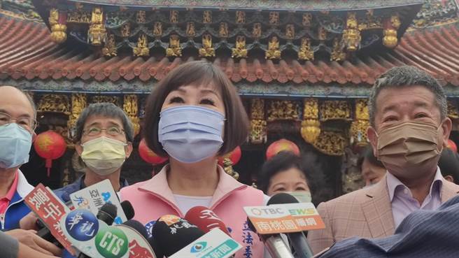 立委吕玉玲5日到桃园大庙景福宫参拜，争取民眾支持。（赖佑维摄）