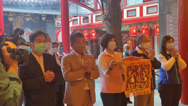 立委吕玉玲5日到桃园大庙景福宫参拜，争取民眾支持。（赖佑维摄）