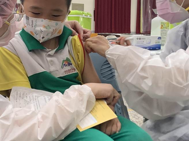 衛生局上午安排慈濟、門諾小兒專科醫師到市區明義國小，為學生接種莫德納疫苗。（王志偉攝）