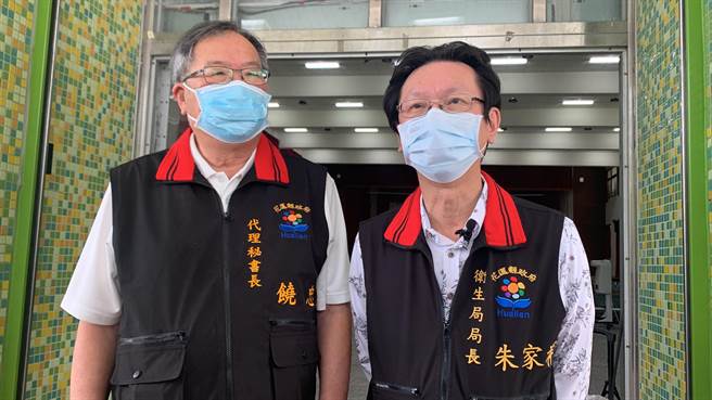 縣府代理秘書長饒忠（左）、衛生局長朱家祥（右）到校關心孩童接種情形。（王志偉攝）