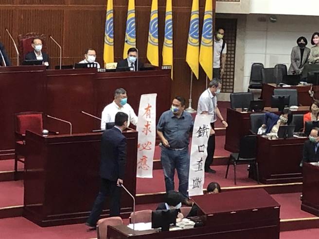 陳重文最後送上「鐵口直斷」、「有求必應」布條。（楊亞璇攝）