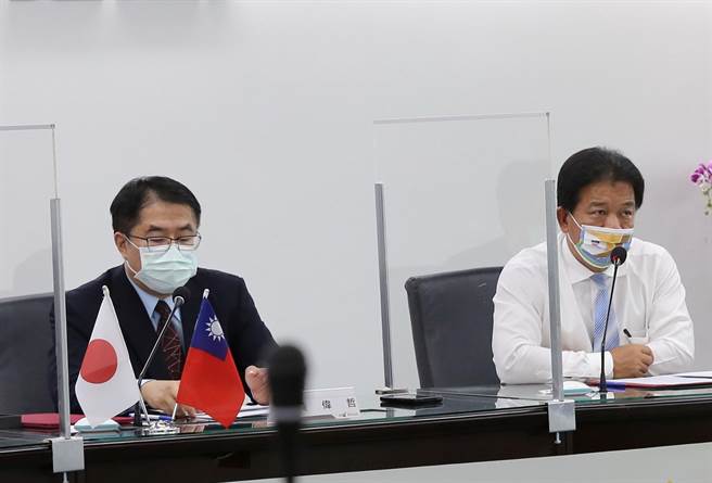 台南市長黃偉哲（左）、議長郭信良（右）今呼籲公眾人物即日起到6月15日應減少跑攤。(台南市政府提供／曹婷婷台南傳真）