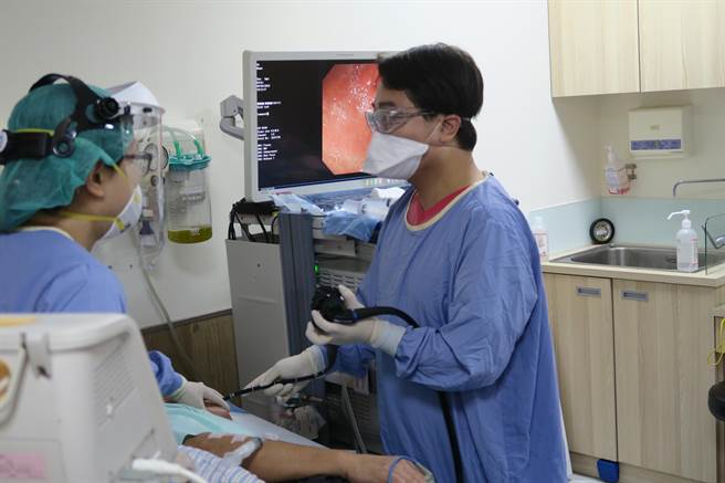 医师解释只要是糯米类食物吃多，胃食道症状就会出现在上背部，而这些地雷食物也为因人而异，疼痛的位置也会有差异。（院方提供／吴建辉彰化传真）