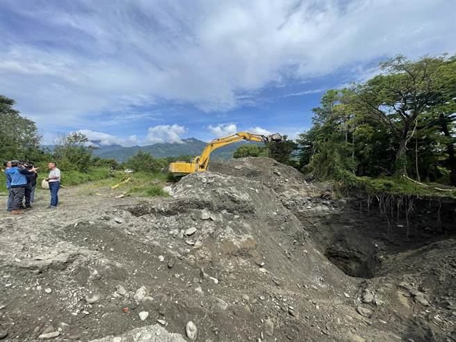 台東知本海岸傳有日治時代埋藏的黃金2公噸，嘉義安姓老翁為完成父親遺願再度開挖。（蔡旻妤攝）