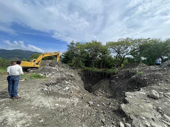 台東知本海岸傳有日治時代埋藏的黃金2公噸，嘉義安姓老翁為完成父親遺願再度開挖。（蔡旻妤攝）