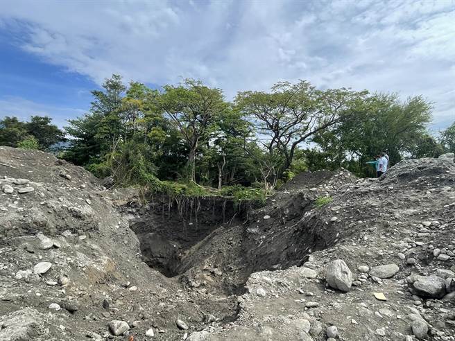 台東知本海岸傳有日治時代埋藏的黃金2公噸，嘉義安姓老翁為完成父親遺願再度開挖。（蔡旻妤攝）