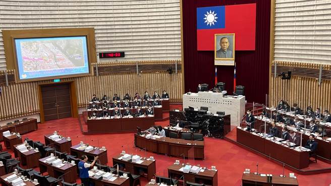 高雄捷运小港林园延伸线唯一的高架RL7站址，紧邻中油等石化厂最近仅50公尺，引发公安疑虑。高市议员王耀裕呼吁市府慎思。（柯宗纬摄）